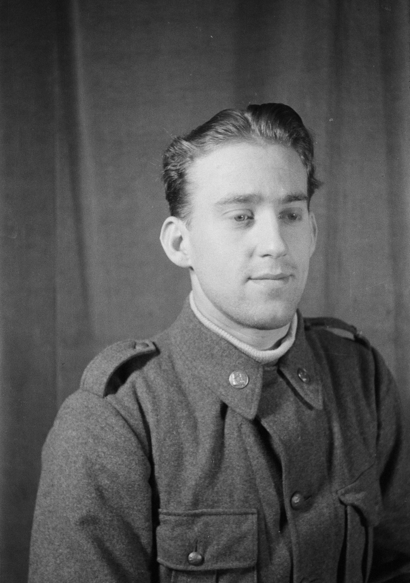 Porträttfoto av soldat Nils Torsten Andersson (nummer 809), mekaniker vid F 19, Svenska frivilligkåren i Finland under finska vinterkriget, 1940.