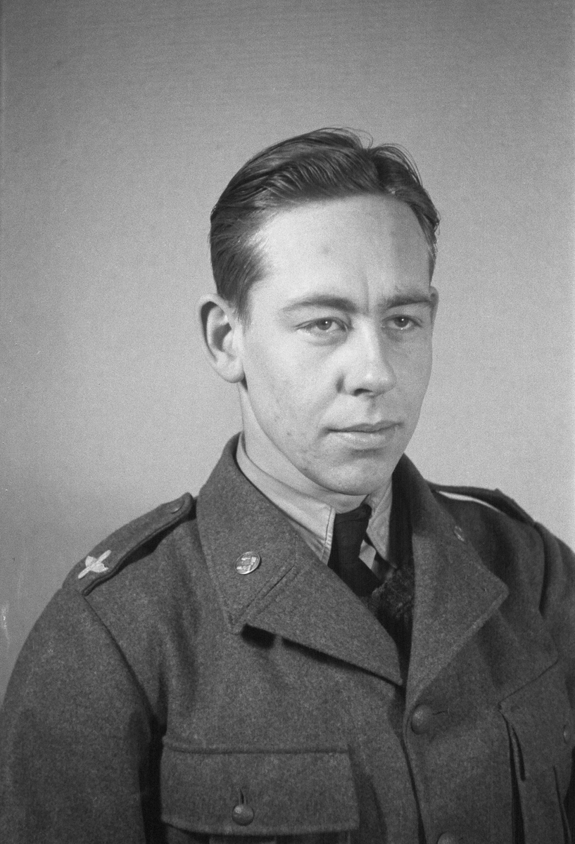 Porträttfoto av ingenjörlöjtnant Åke Hildinger (nummer 752), flottiljingenjör vid F 19, Svenska frivilligkåren i Finland under finska vinterkriget, 1940.