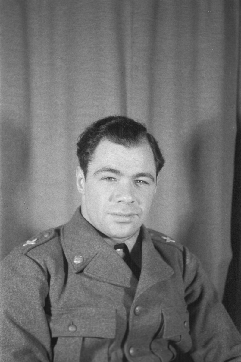 Porträttfoto av fänrik Einar Tehler (nummer 895), flygförare vid F 19, Svenska frivilligkåren i Finland under finska vinterkriget, 1940.