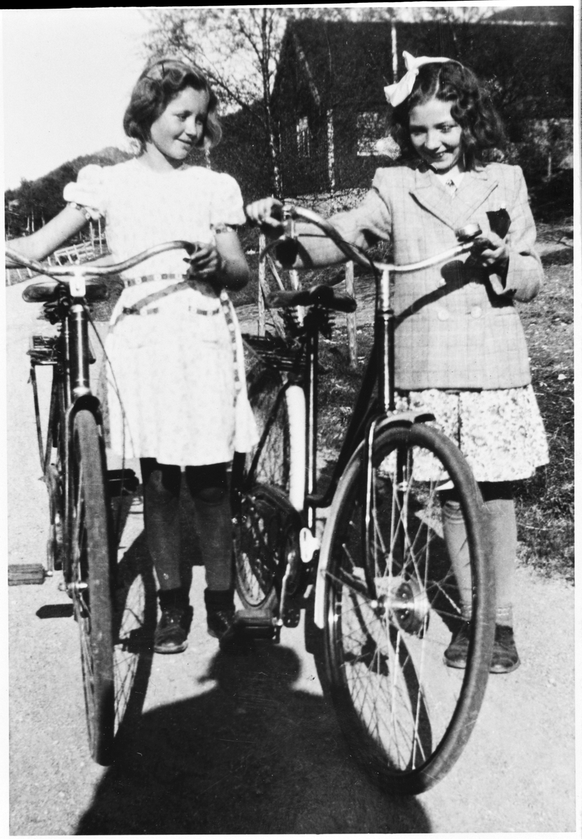 2 jenter med hver sin sykkel, Stjørna