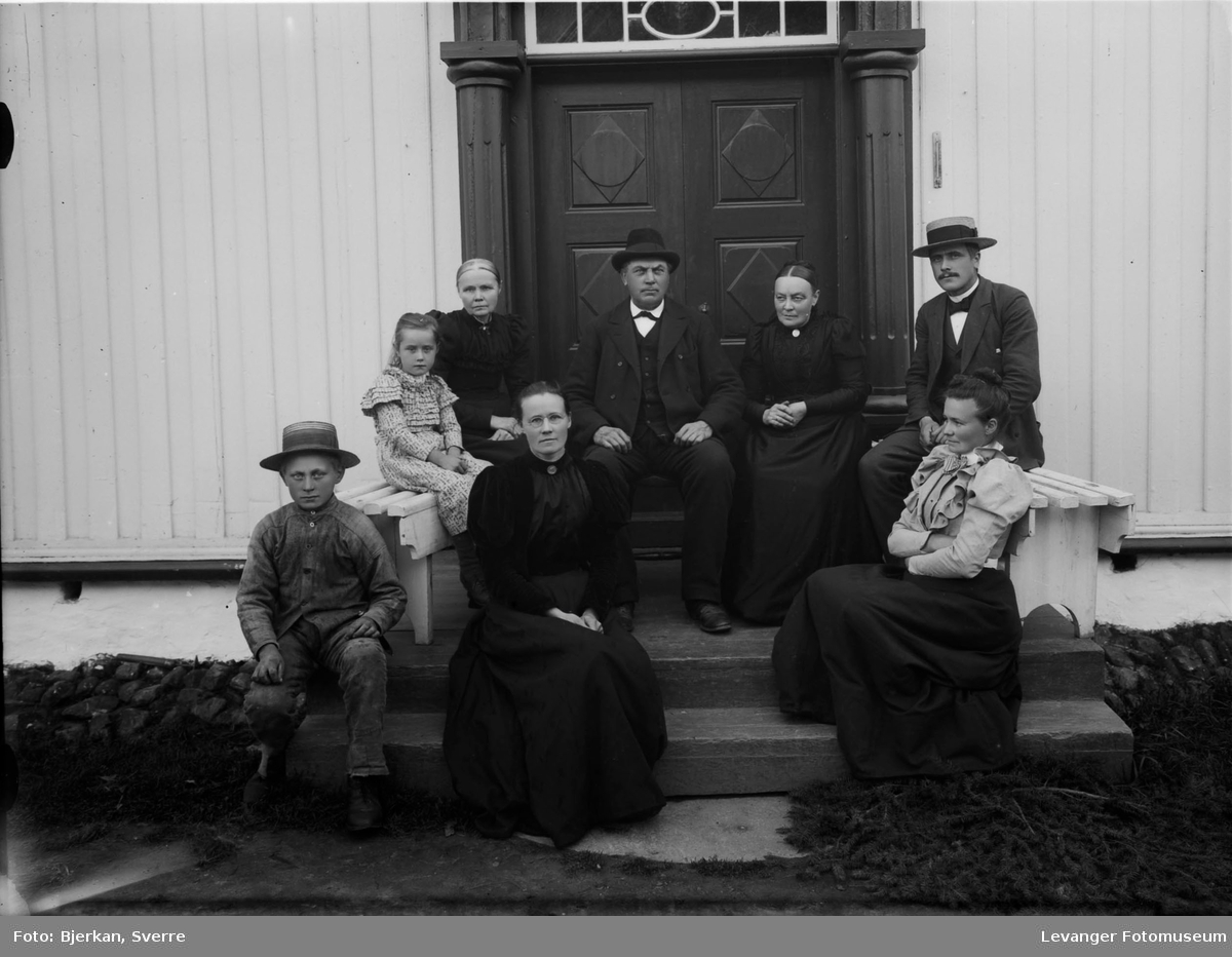 Familie på trappa uidentifisert, trolig på Innherred.