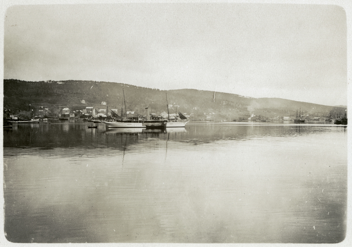 Ånglustyachten Sheelah i Tromsö under Ethel och David Beattys resa till Spetsbergen. 15 augusti 1919.