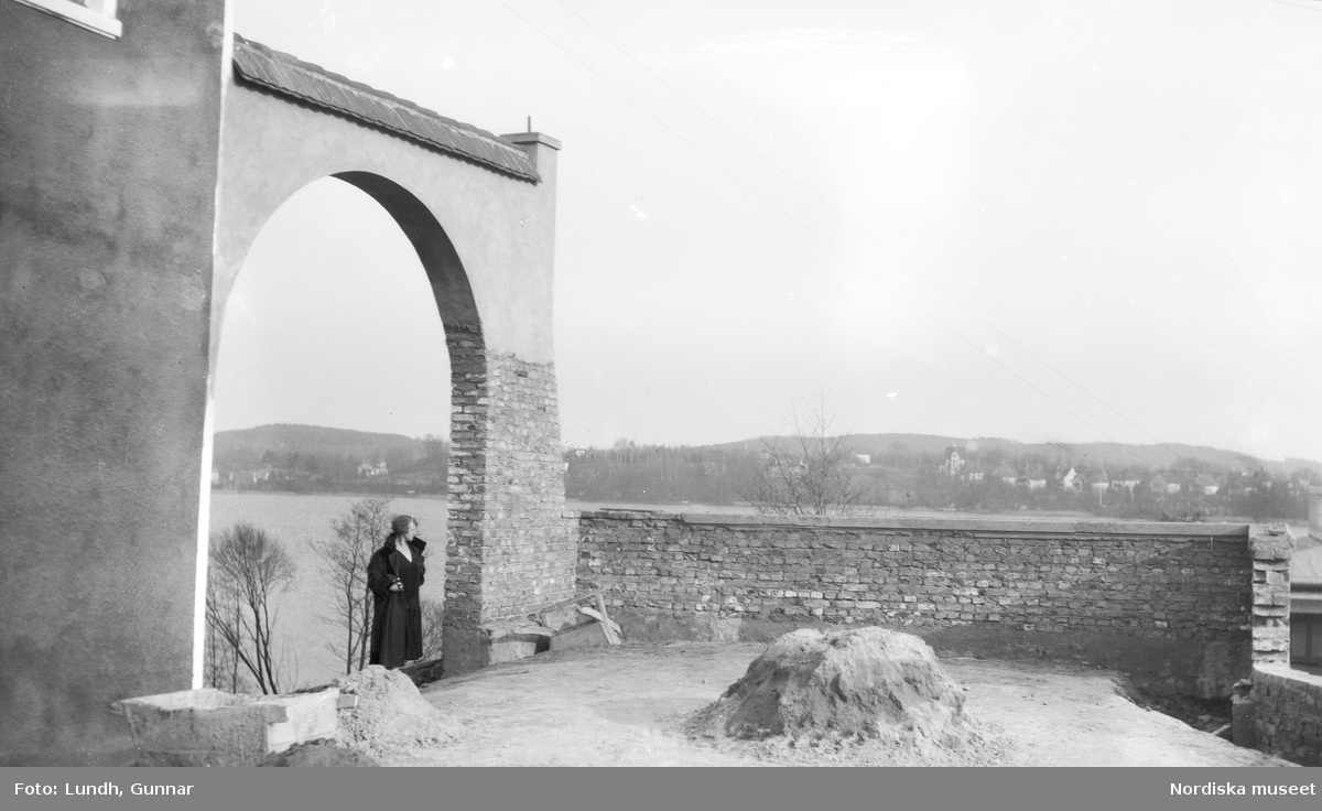 Motiv: Utlandet, Märkische Schweiz 102 - 108 ;
Landskapsvy med skog och sjö, ett minnesmonument över första världskriget i forma av en soldat som håller ne krans, landskapsvy med en kvinna som står i ett valv.