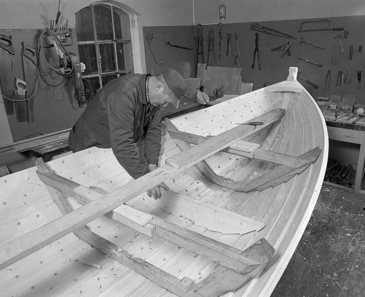 Bygging av fløterbåt(Flisa-båt) Nov. 1984. Glomma fellesfløtnings forenings verksted på Flisa. Justering av trespant.