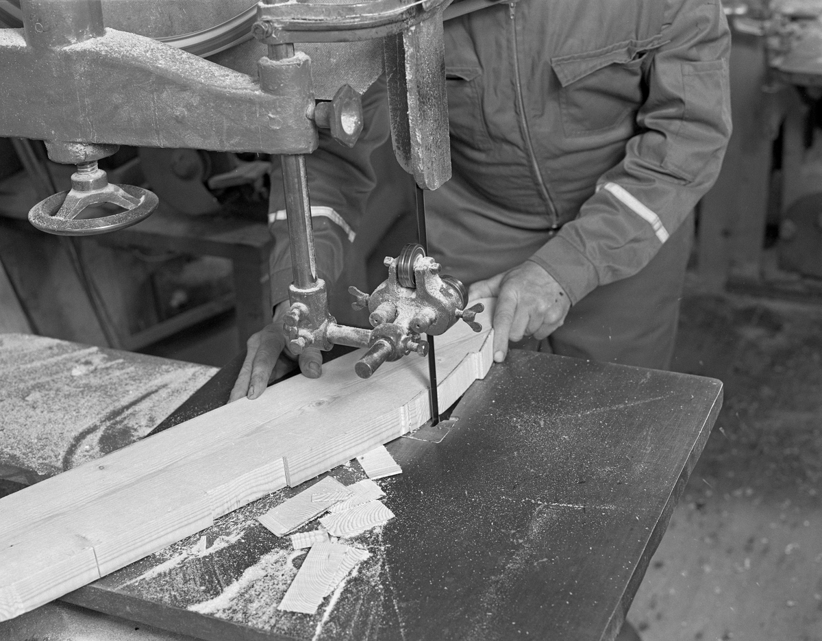 Bygging av fløterbåt («Flisa-båt») i Glomma fellesfløtingsforenings verksted på Breidablikk i Åsnes (Solør) i november. 1984. Her skjærer båtbygger Lars B. Olastuen ut et sirkelsegment fra en planke på ei kraftig båndsag. Denne komponenten skulle etter hvert bli del av et spant, en innvendig, tverrstilt avstiving av bordgangene på båten. De fleste av de robåtene som ble levert fra dette verkstedet hadde spanter av jern, såkalte «jernvrenger».