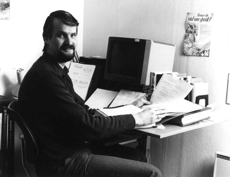 Jon Birger Østby med museets nyinnkjøpte datautstyr i 1984. (Foto/Photo)