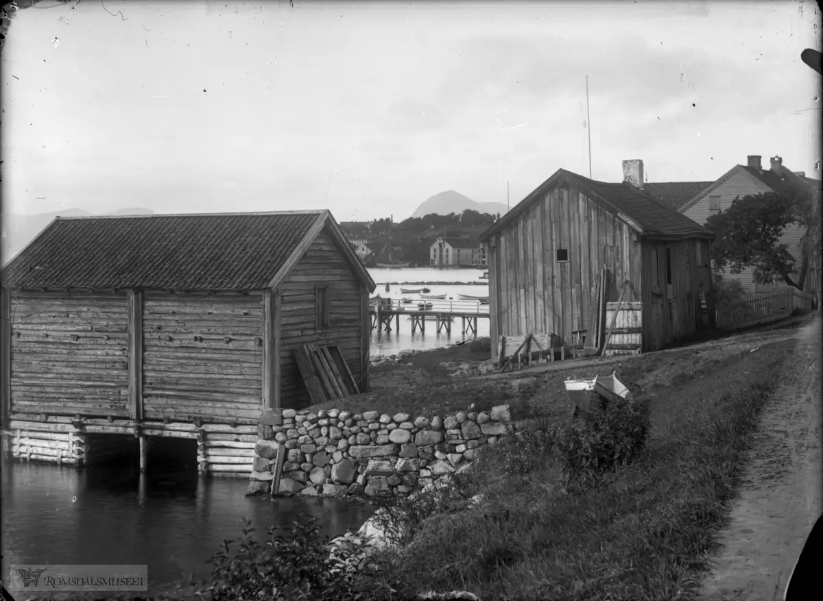 Amtmannsgårdens ildhus og brygge. Eldhuset ble revet ca 1898. Brygga som med urette senere er blitt kaldt "Prestebrygga" ble revet i 1973..Hus nr 151b ses til høyre.