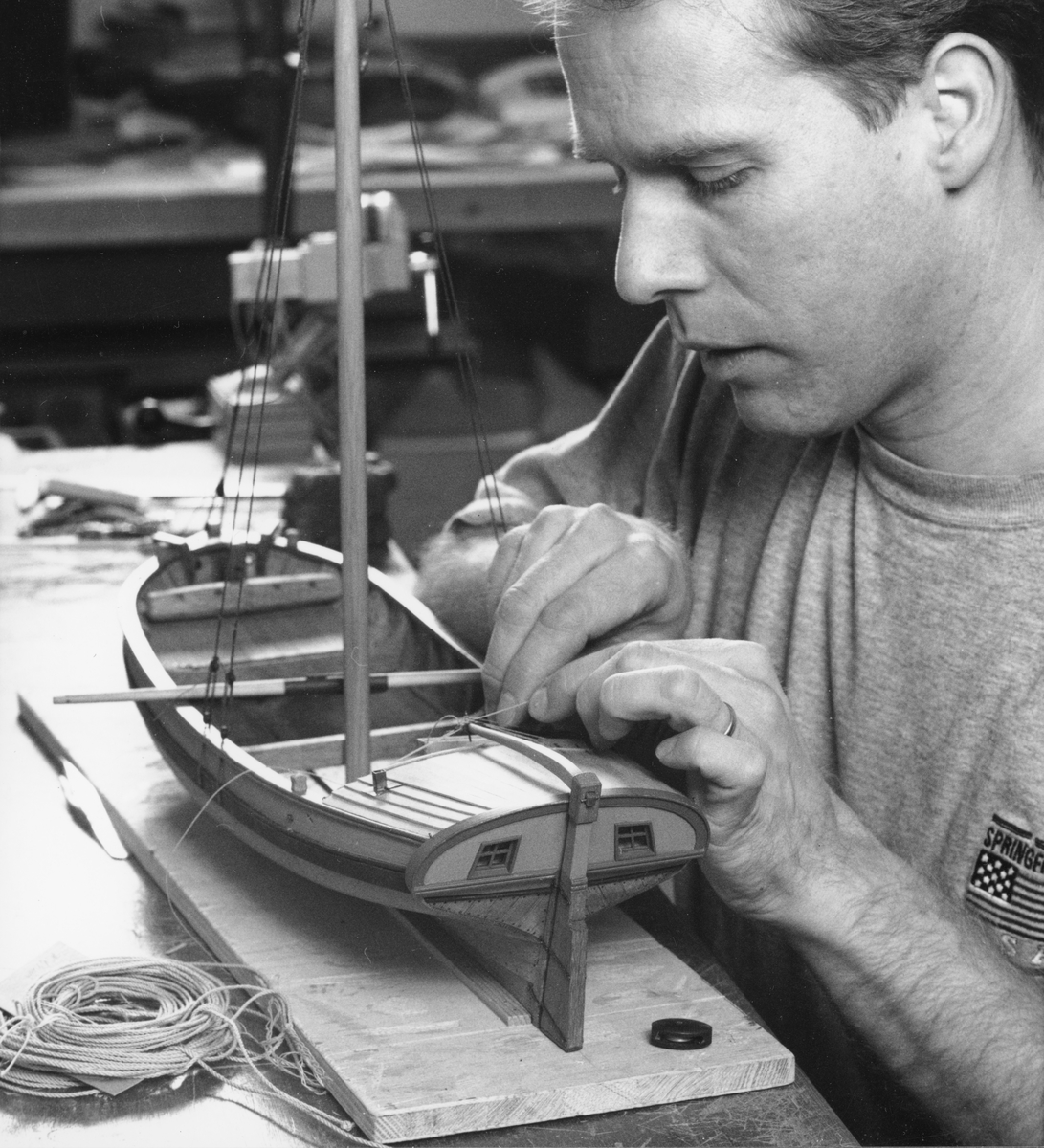 Modellbyggare Stefan Bruhn arbetar med en modell av en mälarjakt (SM 28083).