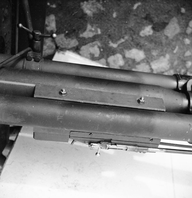 Pjäsgevär monterat på 7,5 cm kanon m/1940.