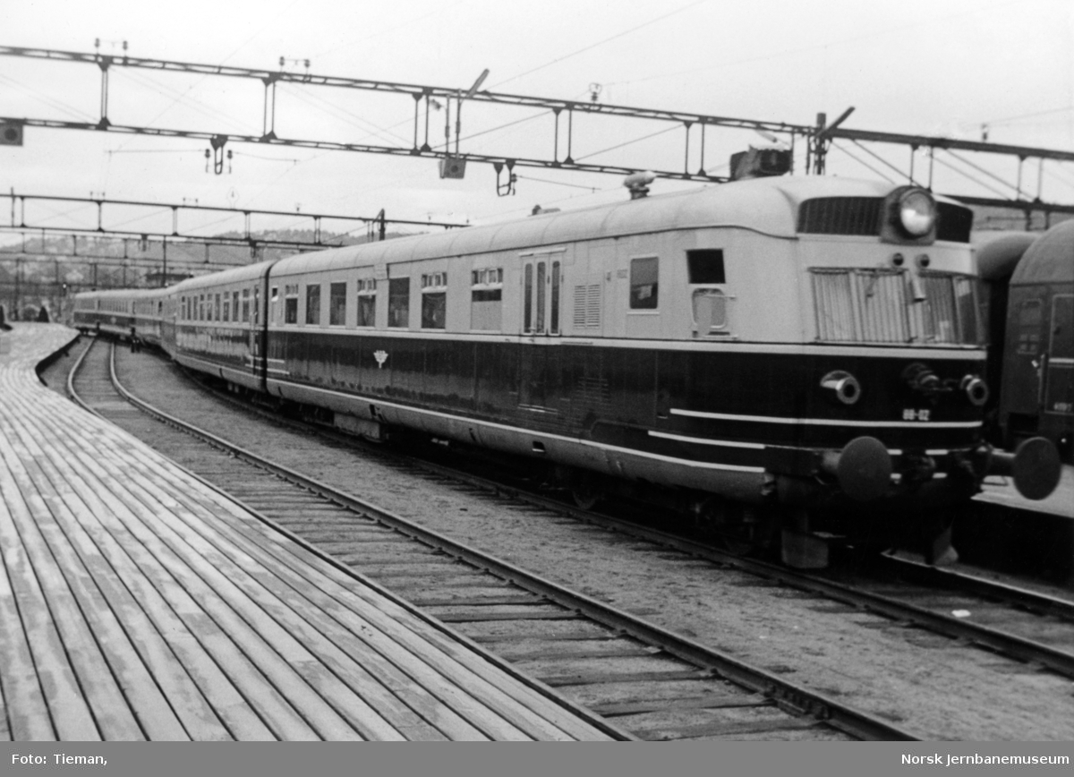 Dieselmotorvognsett type 88 "Dovreekspressen" til Trondheim på Oslo Østbanestasjon. Motorvogn BEMdo 88 02 nærmest