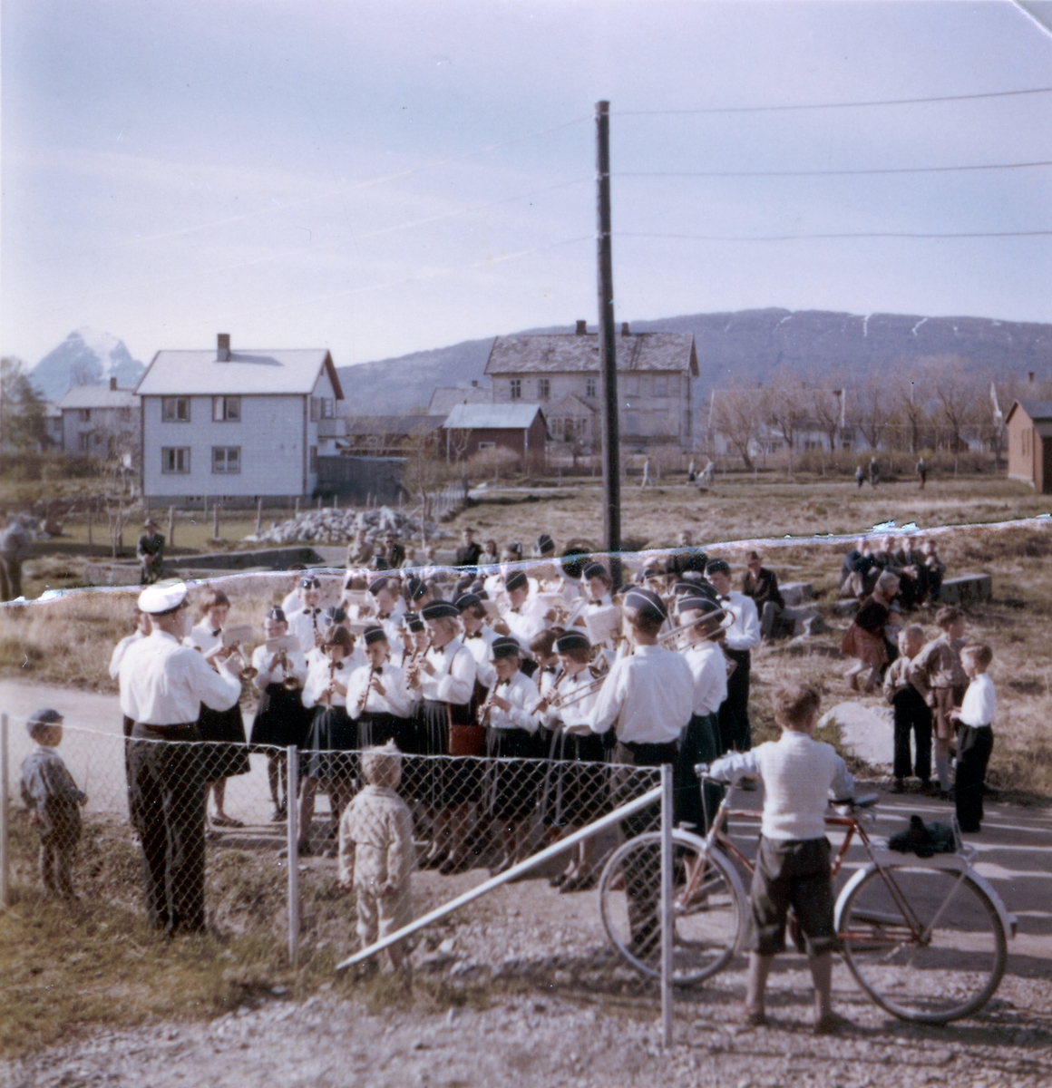 Nesna skolemusikk utenfor den gamle sykestua ca. 1955