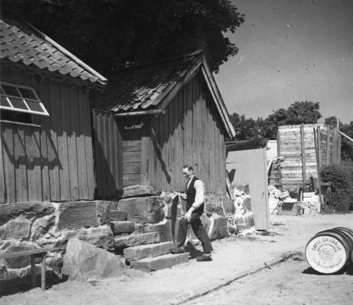 Laxrökare G Sjöberg vid sitt rökeri, Hamngatan.