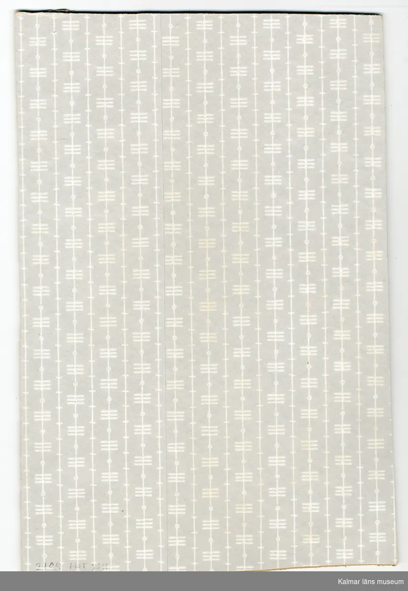 KLM 46318:4:3. Tapet, av papper. Tryckt mönster med lodräta vita streck korsade av korta vågräta streck och punkter på grå botten.