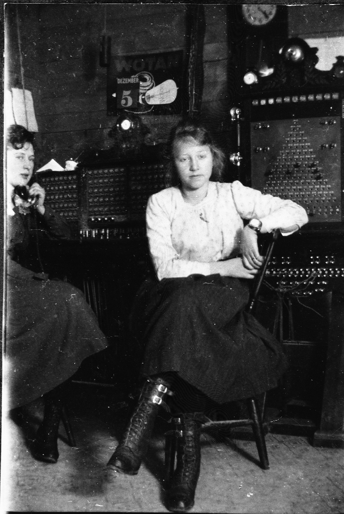 Frå telefonsentralen i Time Sparebank i byrjinga av 1920-åra. På stolen sit Margit S. Tjøtta Personen til venstre er ukjent.