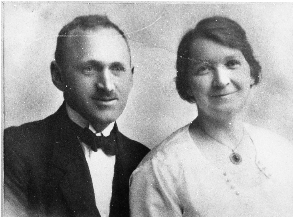 Gullsmed Bjarne Thilo (9.10.1886 - 1968) og kona Lina Helborg f. Gjesdal (3.5.1892 - 1980). Gullsmed Bjarne Thilo starta med forretning i huset til Bellesen i 1922. I 1926 kjøpte han eigendomen lenger vest i Storgata (gnr. 1, bnr. 22) og her dreiv han forretning fram til 1974.