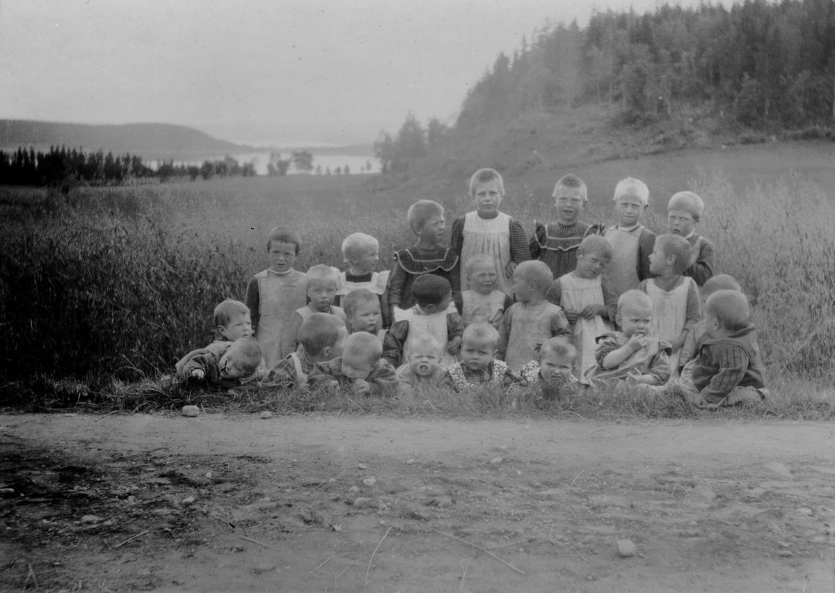 Children by the roadside, Rostad orphanage, 1904.