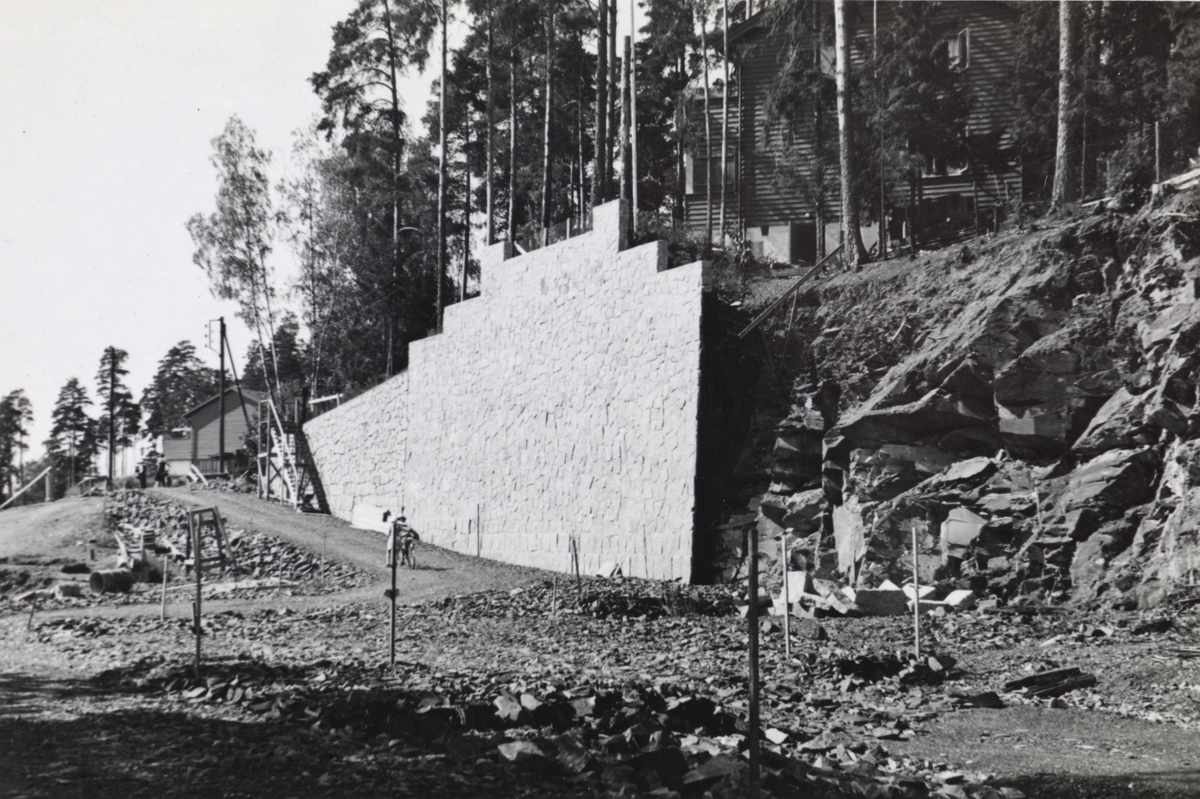 Fra byggingen av banen mellom Lysakerelven og Sørbyhaugen, bygging av støttemur ved Montebello