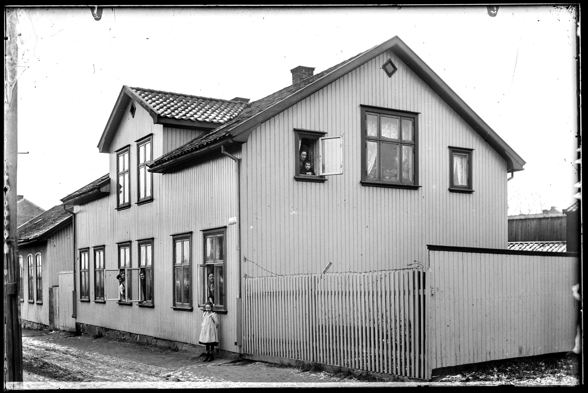 Nygaten 1 i Moss, idag Fjordveien, opprinnelig Værlebakløkkene nummer 37. Byttet gatenavn og nummer til Nygaten 1 først i 1923.  Nedenfor ser vi tidligere Værlebakløkkene nummer 35, som ble nummer 38 en gang mellom 1885 - 1904. Byttet navn og nummer til Nygaten 3 først i 1923. Revet i dag.
Nygaten er det tidligere navnet på nordre / nedre del av nåværende Fjordveien , fra Kransen sørover til Teglverksveien. Nygaten ble omdøpt til Fjordveien da veien ble ført videre oppover Malakoff-jordene til Dyreveien rett før 1940. (Moss byleksikon.)