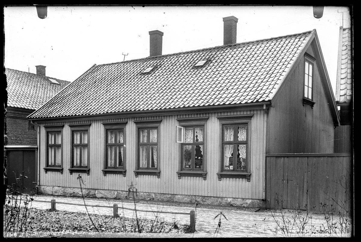 Kong Haakons plass 11 i i Moss. Murhuset som skimtes til venstrer er nr. 9
