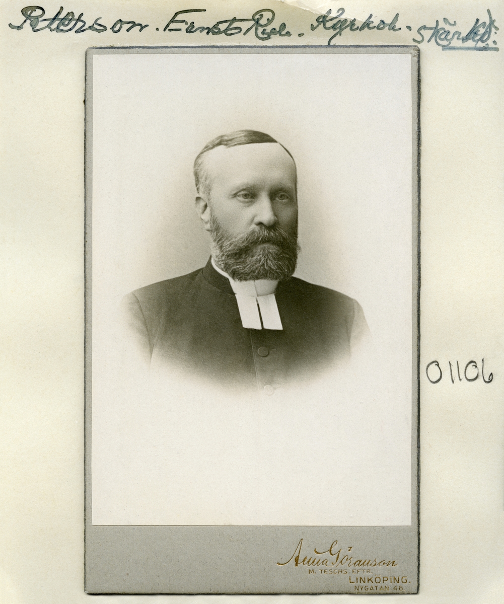 Porträtt av kyrkoherde Ernst Richard Petersson. Gift 1884 med Märtha Ingegerd Lindstedt. Blev 1902 Domkyrkokomminister i Linköping och senare kyrkoherde i Skärkind 1911.