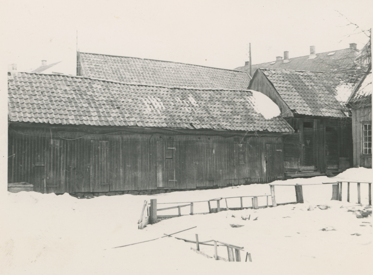 Fotograf har stått i bakgården til Ulsteensgården.
Detaljer: Gårdsrommet på eiendommen nummer 12.
Historikk: Oppført i 1813. Revet rundt 1960. Moss Bygg ble oppført der.