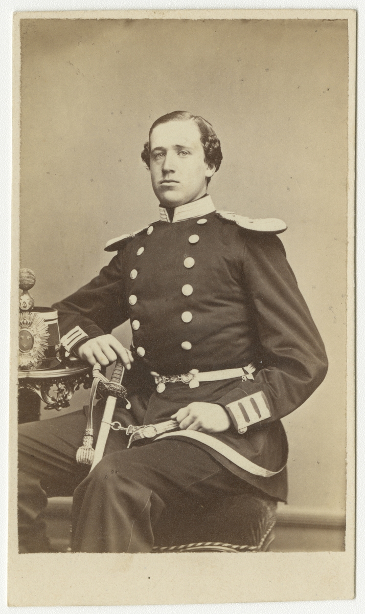 Porträtt av Carl Magnus Victor Rehbinder, löjtnant vid Andra livgrenadjärregementet I 5.

Se även bild AMA.0001985.