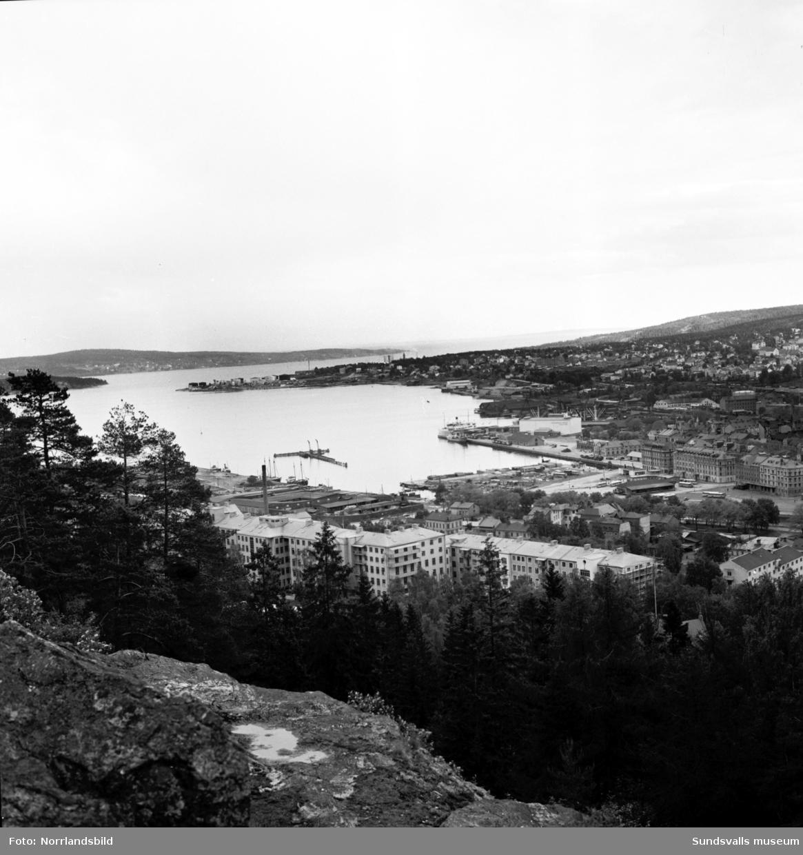 Vyer över stenstaden och hamnen tagna från Norra berget med teleobjektiv.
