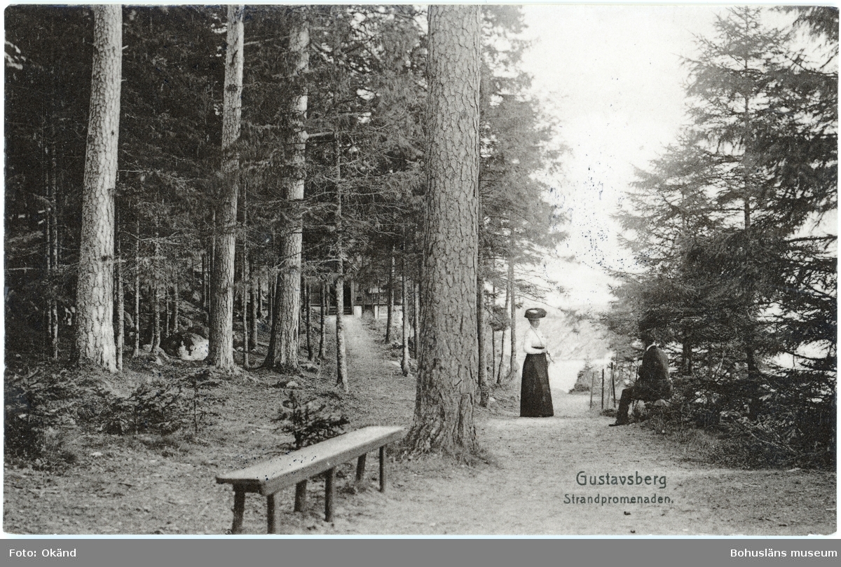 Tryckt text på vykortets framsida: "Gustafsberg Strandpromenaden."