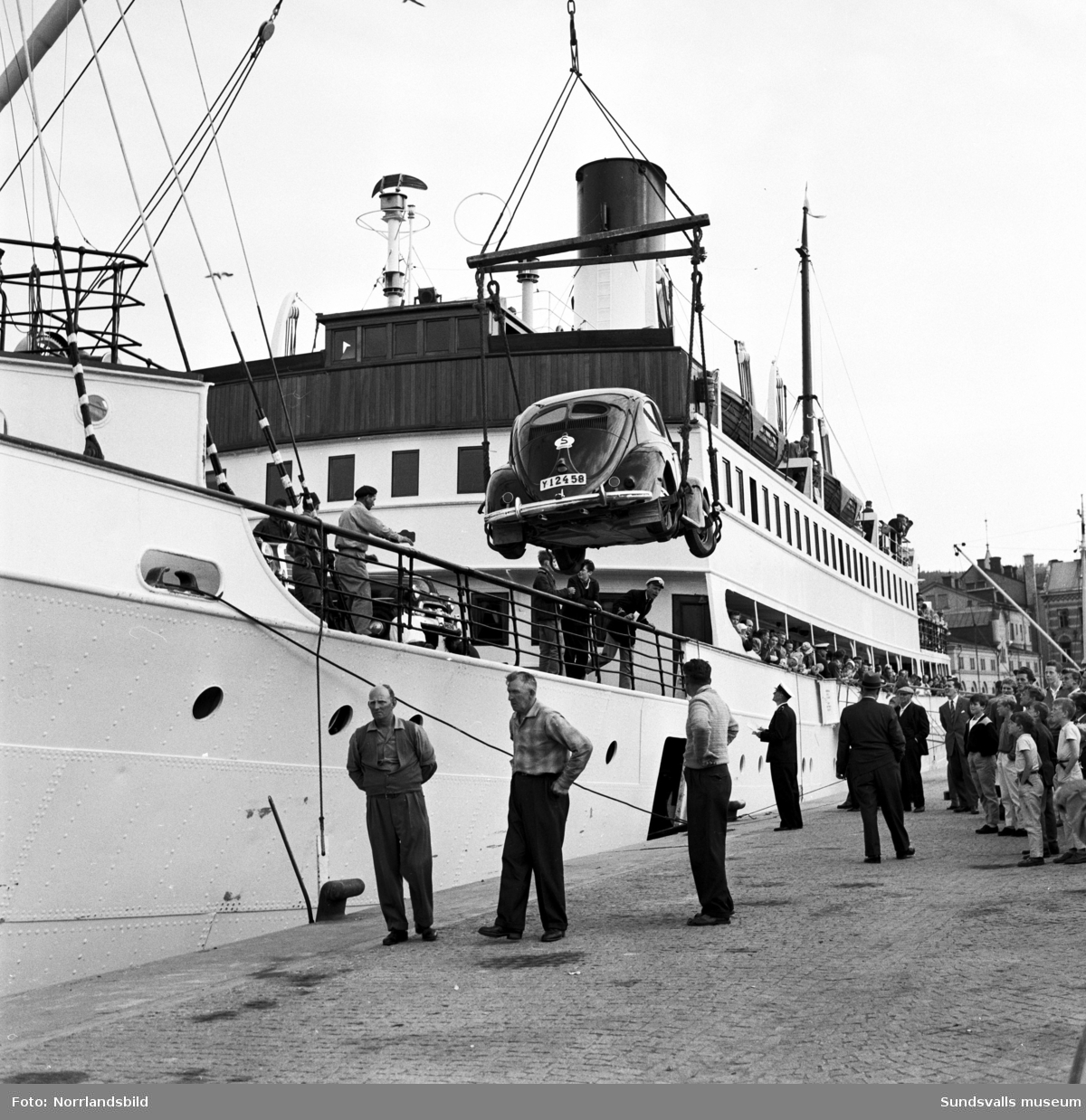 Båten Ragne avgår från hamnen mot Vasa. Att ta med sig bilen på resan var betydligt mer omständigt än vid senare tiders färjetrafik.