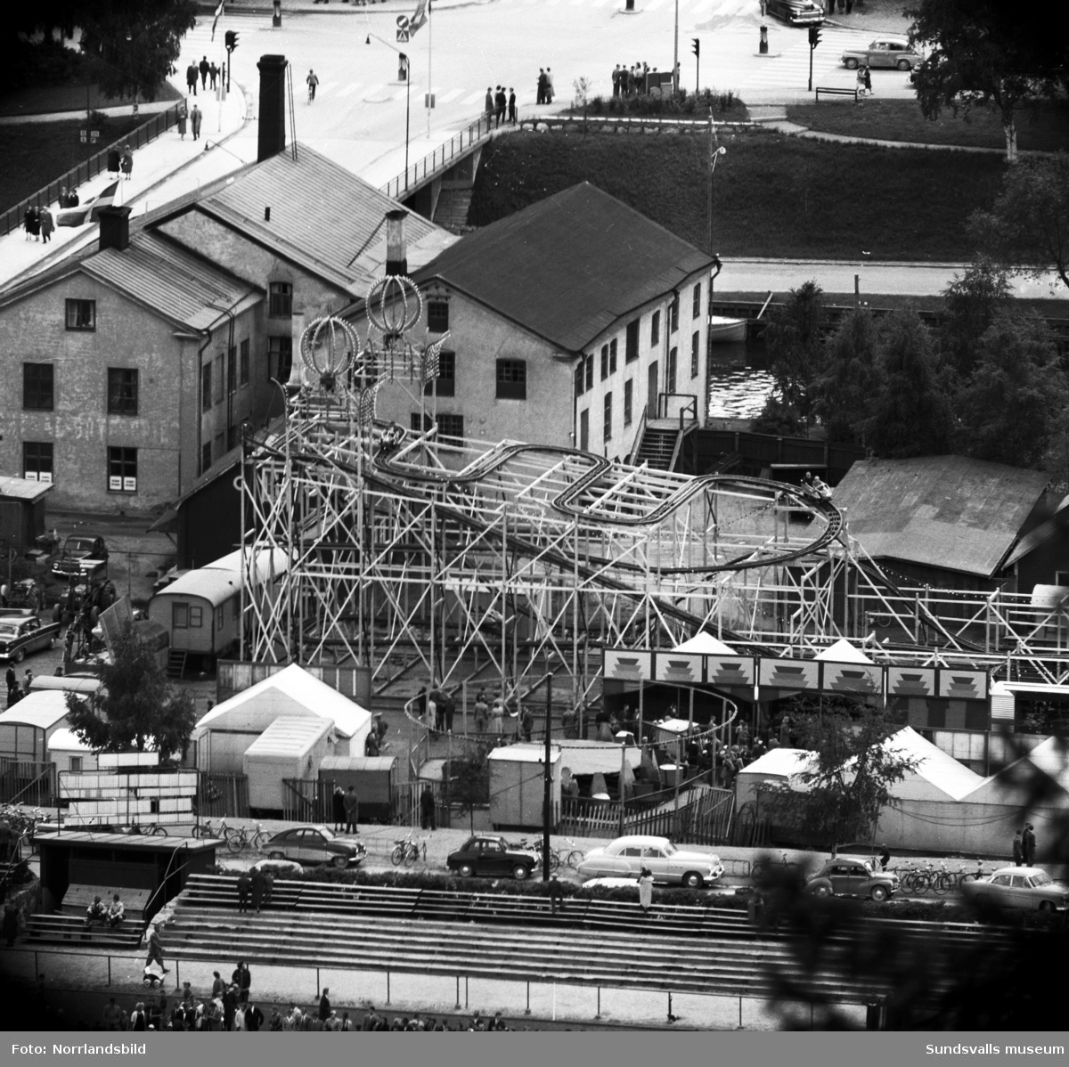 Ett tivoli har satts upp på Stenkrossplan, foton med teleobjektiv från Norra berget.