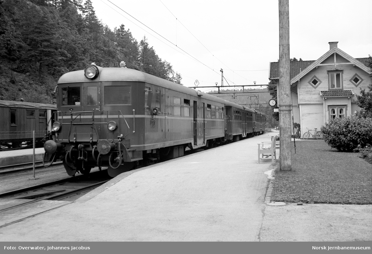 Elektrisk motorvogn litra Cmeo 105 nr. 18539, mellomvogn litra Co4d nr. 18842 og styrevogn litra CFo4b nr. 18644 (nærmest) med lokaltog til Kristiansand på Grovane stasjon