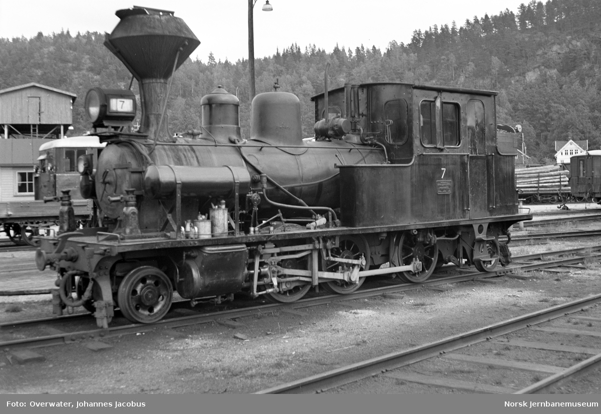 Setesdalsbanens damplokomotiv type XXI nr. 7 utenfor verkstedet på Grovane stasjon