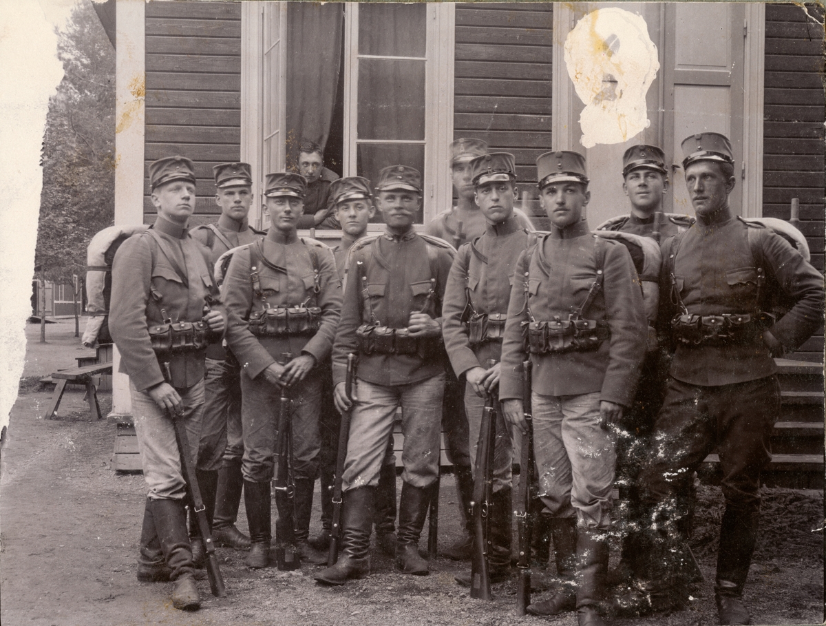 Soldater från Fortifikationen uppställda utanför byggnad, Laxön 1902.