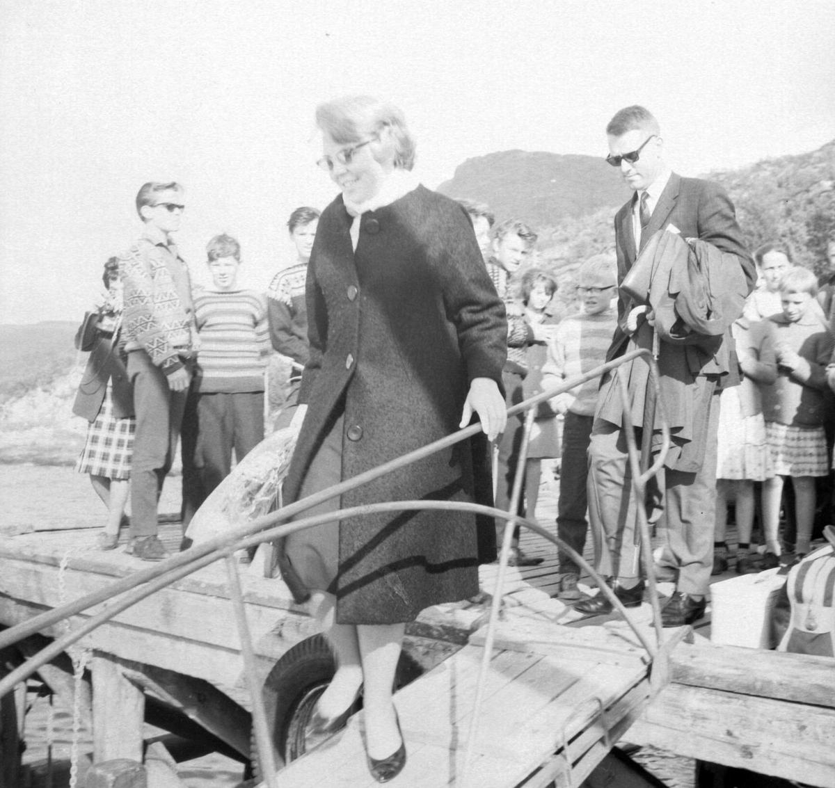 Prinsesse Beatrix går ombord i en båt på Ibestad.