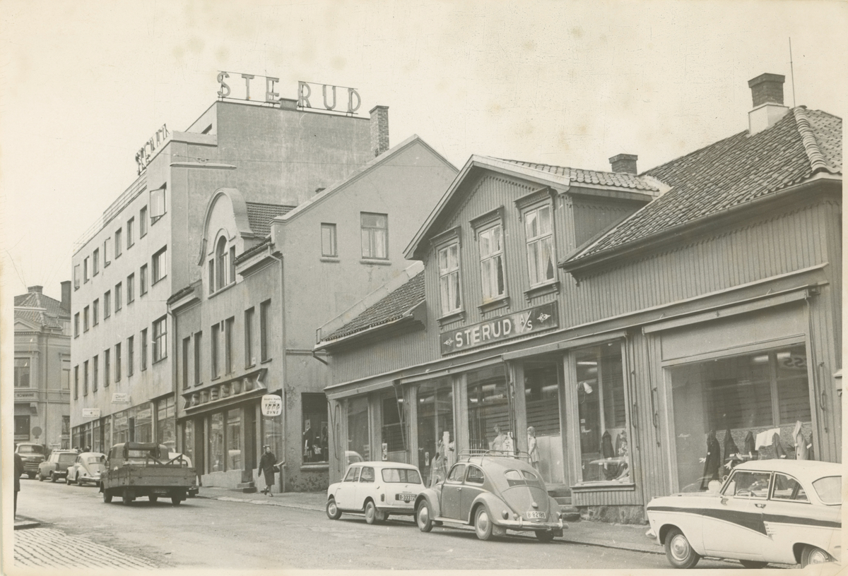 31. mars 1965. Fotograf har stått ved enden av Øvre torv.
Detaljer:	Komplekset Sterud A/S.
Historikk: Bildet ble tatt i forbindelse med at Sterud feiret 70 år.