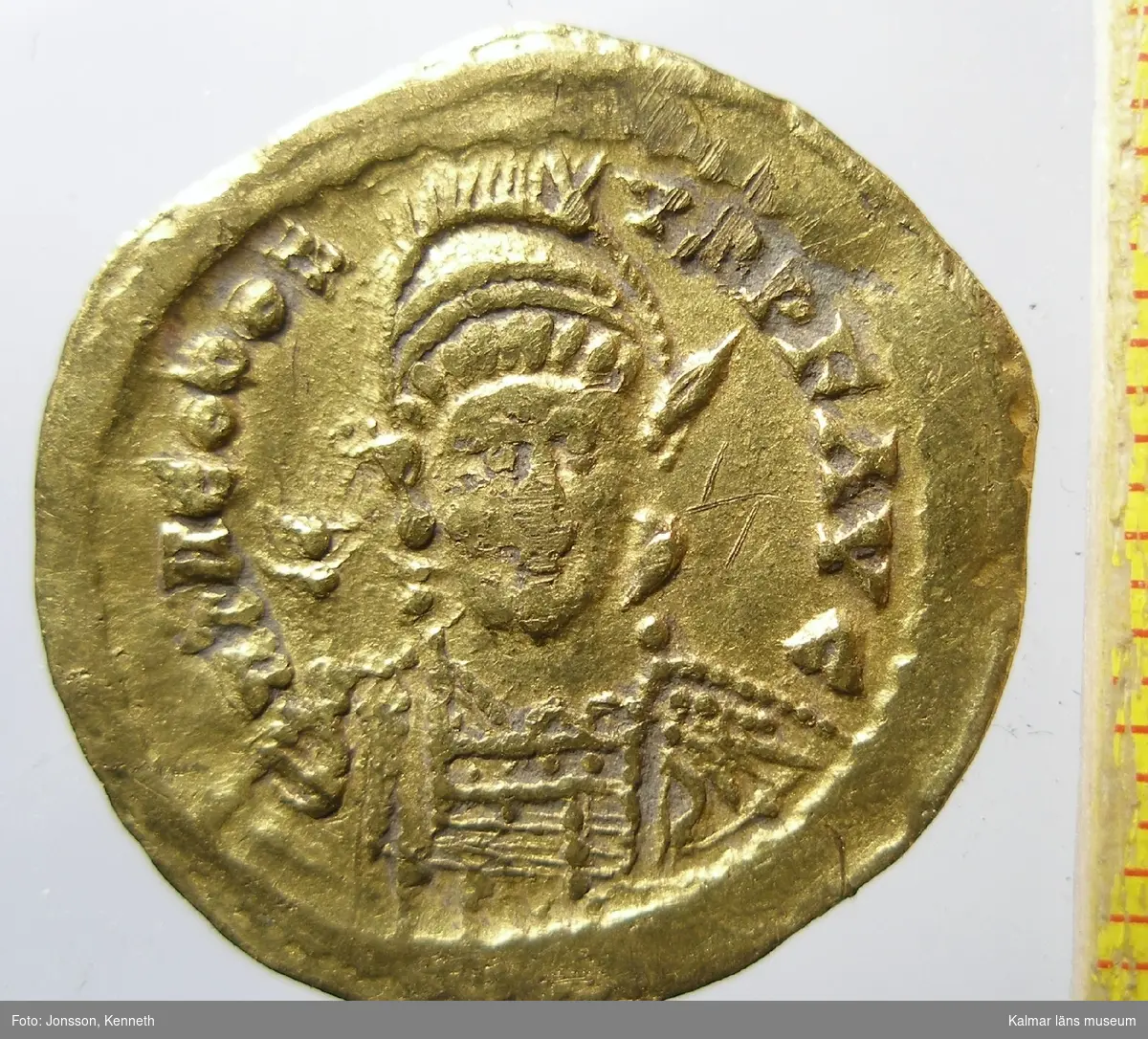 KLM 25382 Mynt, solidus, guld. Präglad för Theodosius II (408-450), imitation. Bestämning: F 345.
