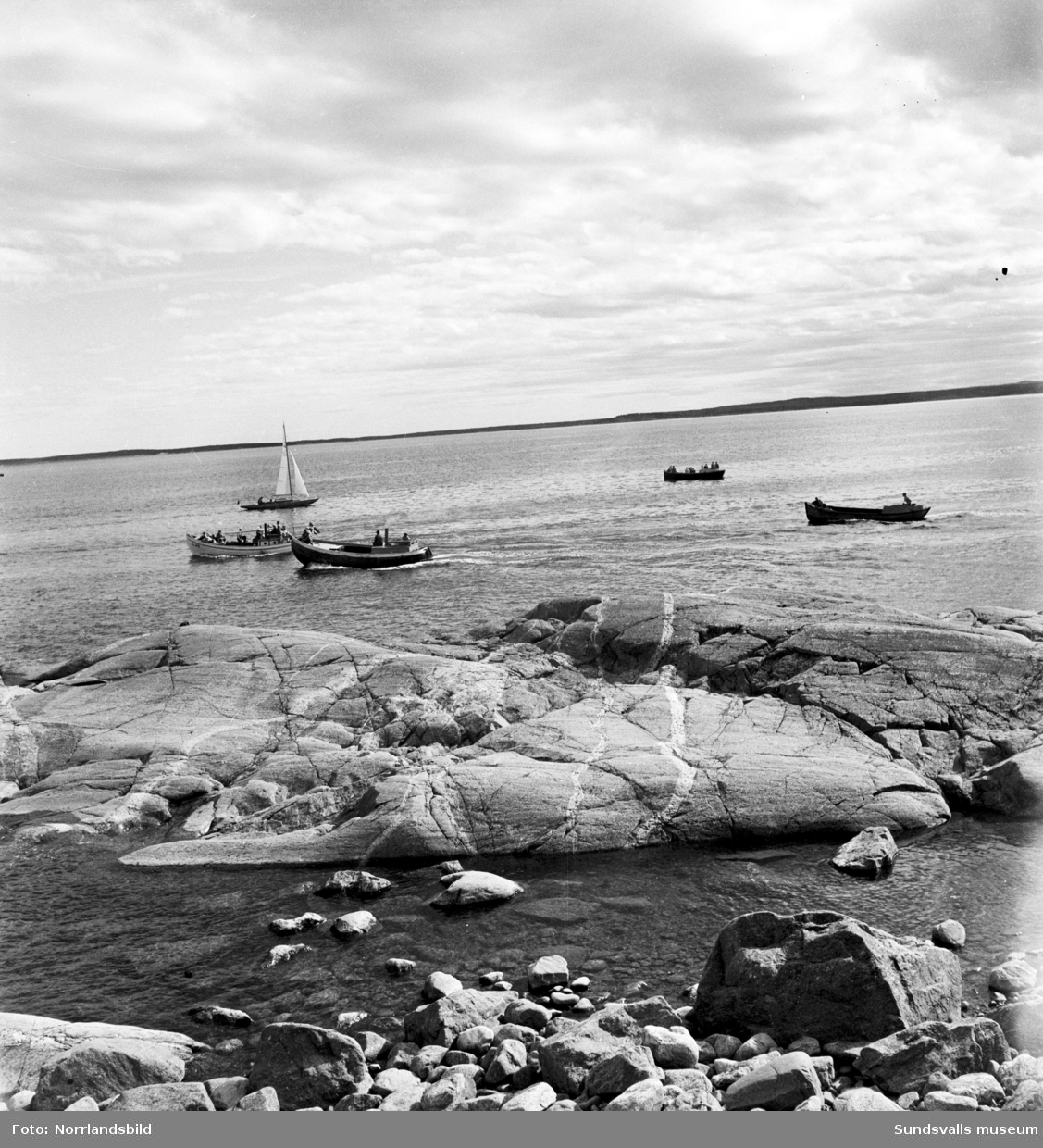Spikarnas fiskeläge, sommarbilder med båtar och människor. Sista bilden är tagen från Tranviken.