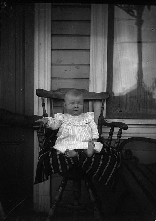 Maja Lindgren i stol på veranda.