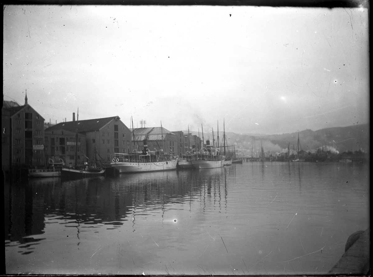 Större båtar vid kaj i hamn, Norge.