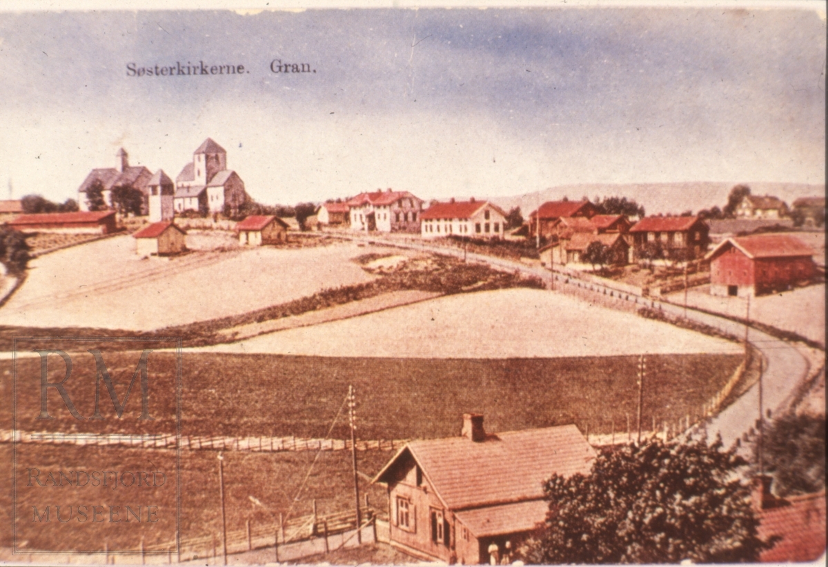 Postkort med motiv fra Granavollen med Søsterkirkene og Sanne.