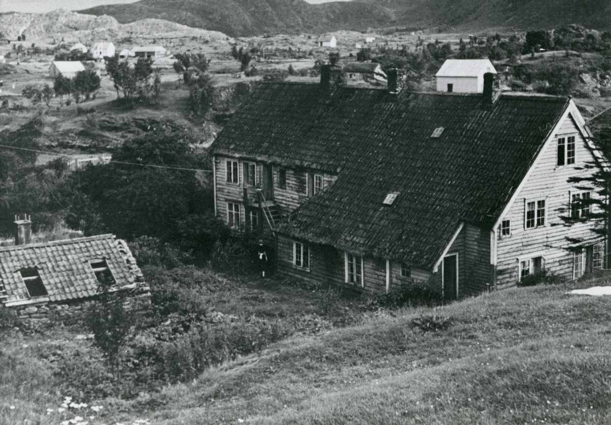 En serie eldre bilder av Herøy gard. Den har senere blitt renovert og er en del av Herøy Kystmuseum.