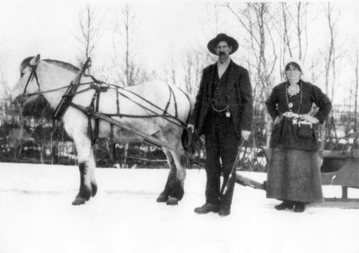 Karl Trondhjemmer (Lindstrøm) og hans kone Magda med hest og slede.
