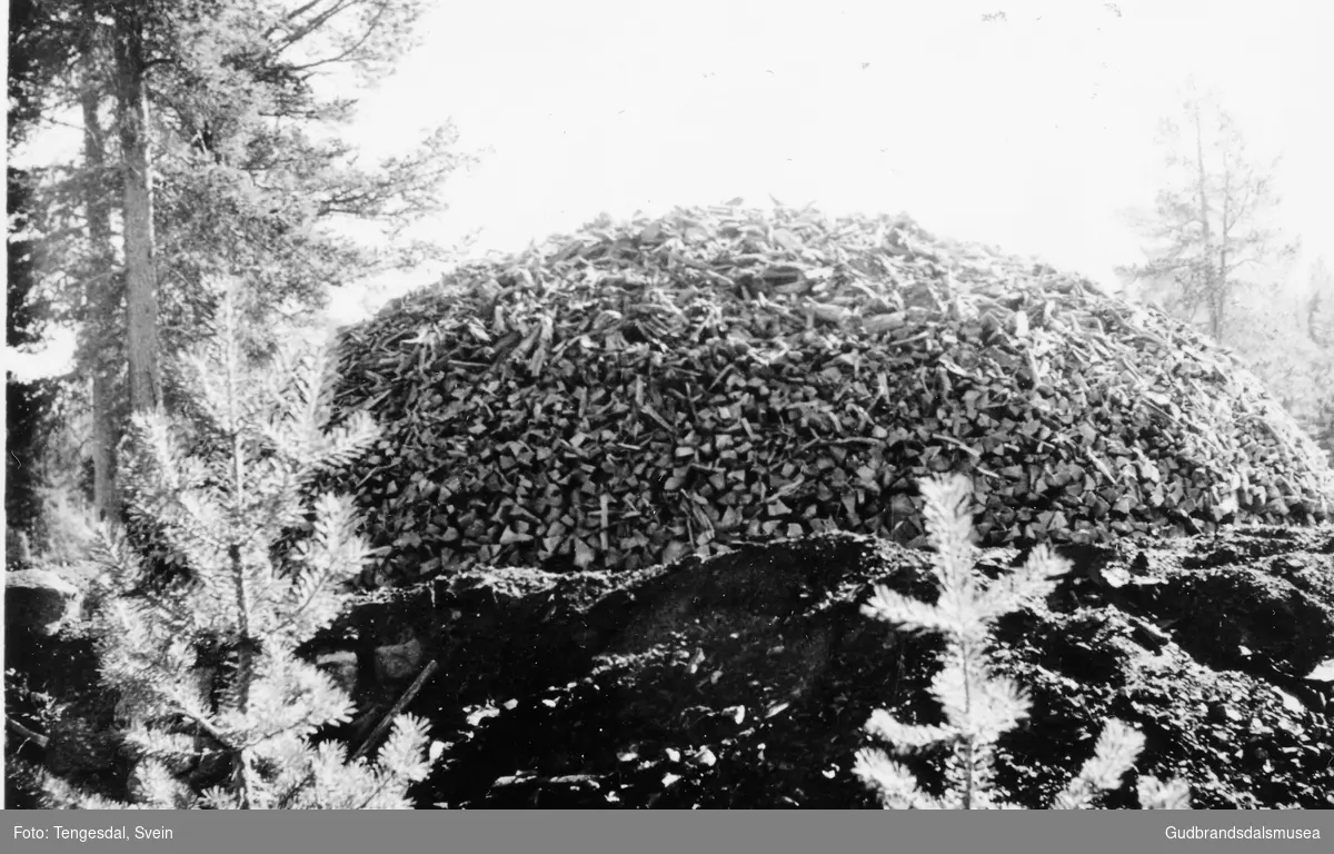 Tjæremile i Botn solside 1970. Laga av Erik Skamsar (f. 1913), Hans Klepp (f. 1903) og Ola Pollmo (f. 1943)