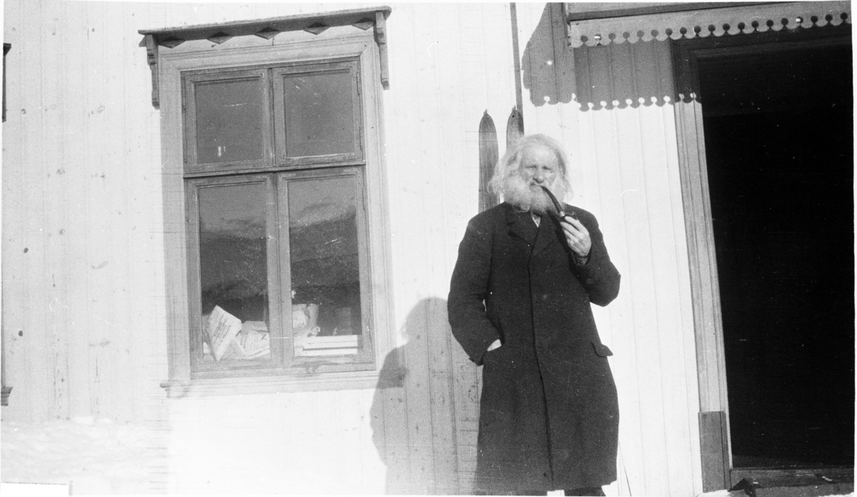 Redaktør Anders Mehlum, redaktør av Nu, fotografert i Skåla ca. 1930.