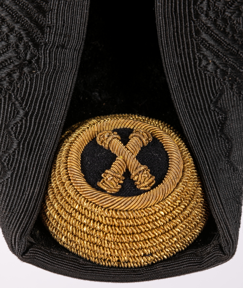 Uniformshatt till paraduniform med tillhörande hattask.