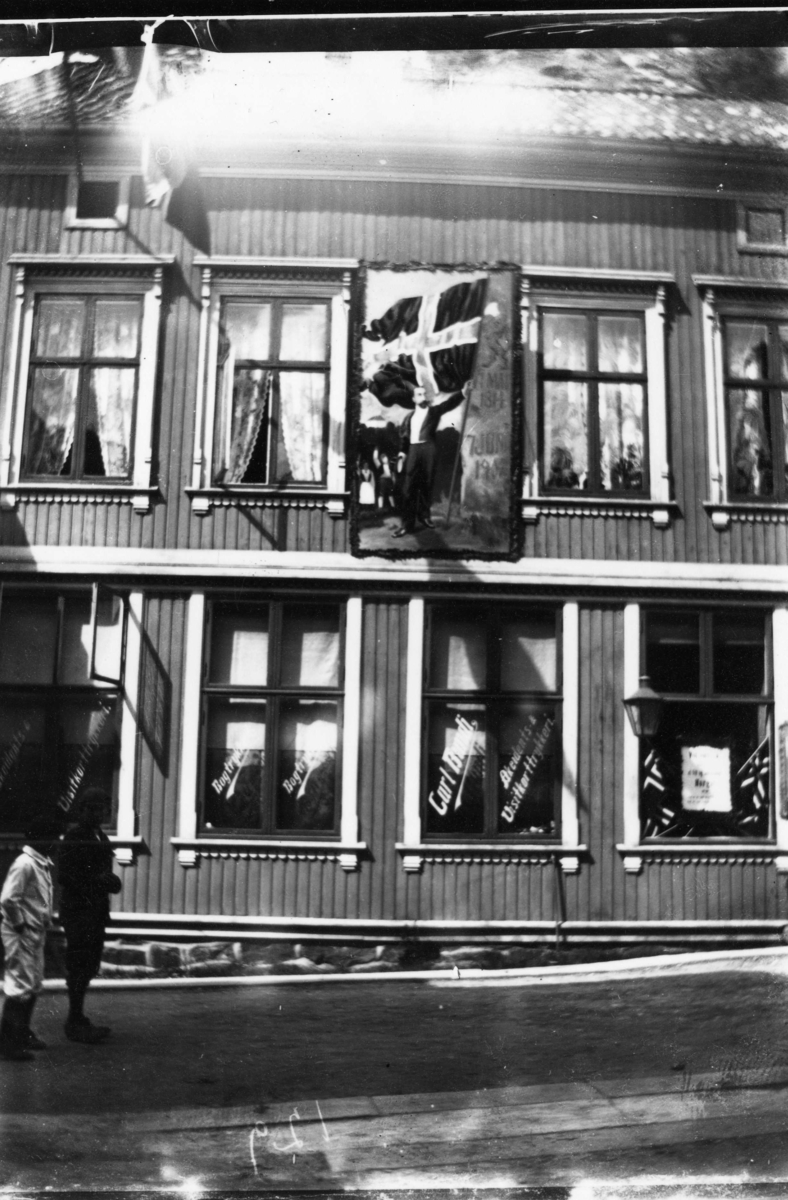 Vestmarsgården. Carl Bundi redaktør. Ca. 1905. Bildet med mann og det nye norske flagget.