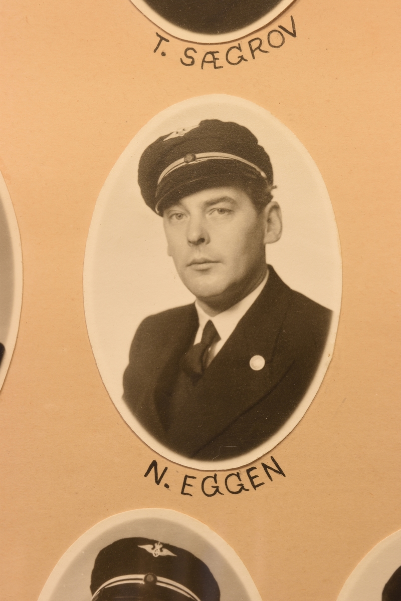 Bilde i ramme.  Foto av konduktørpersonale i Kristiansand distrikt og Kristiansand jernbanestasjon i 1949. Bildene er limt opp på papp.