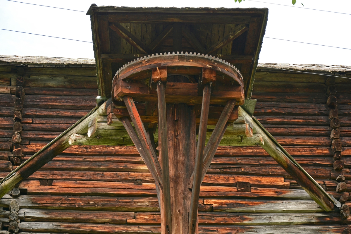 Tradisjonell tredelt låve med låvebru, treskegolv i midten og brot på kvar side. Hestevandring på nedsida.