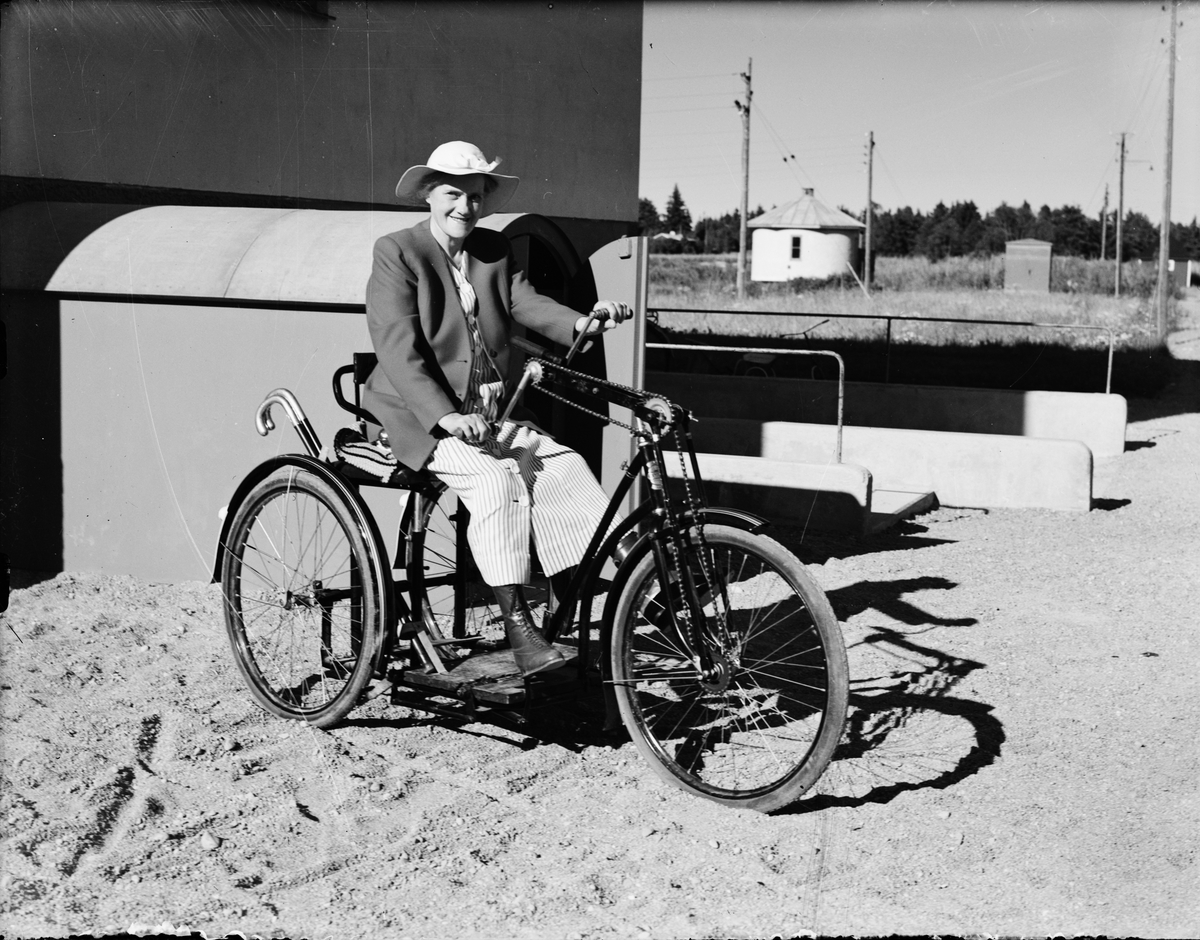 Grandin på sin trehjuliga cykel, Östhammar, Uppland