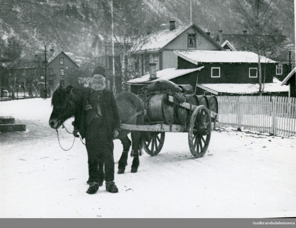 Anders Li`n med hest og vogn på Otta 1934. Lass med tønner